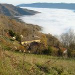 Mombarcaro - case nella nebbia